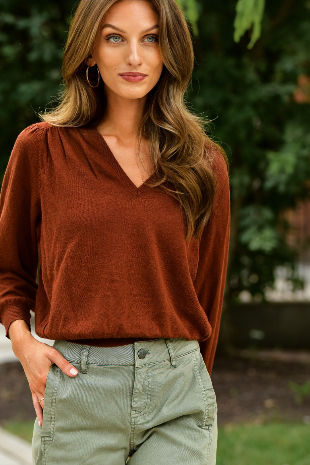 LILLA P MAPLE V NECK SWEATER